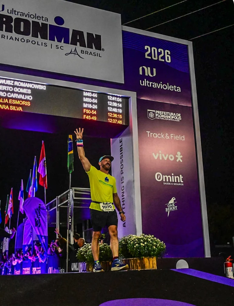 Mateusz Romanowski na mecie IRONMAN Florianópolis w Brazylii w 2026 roku