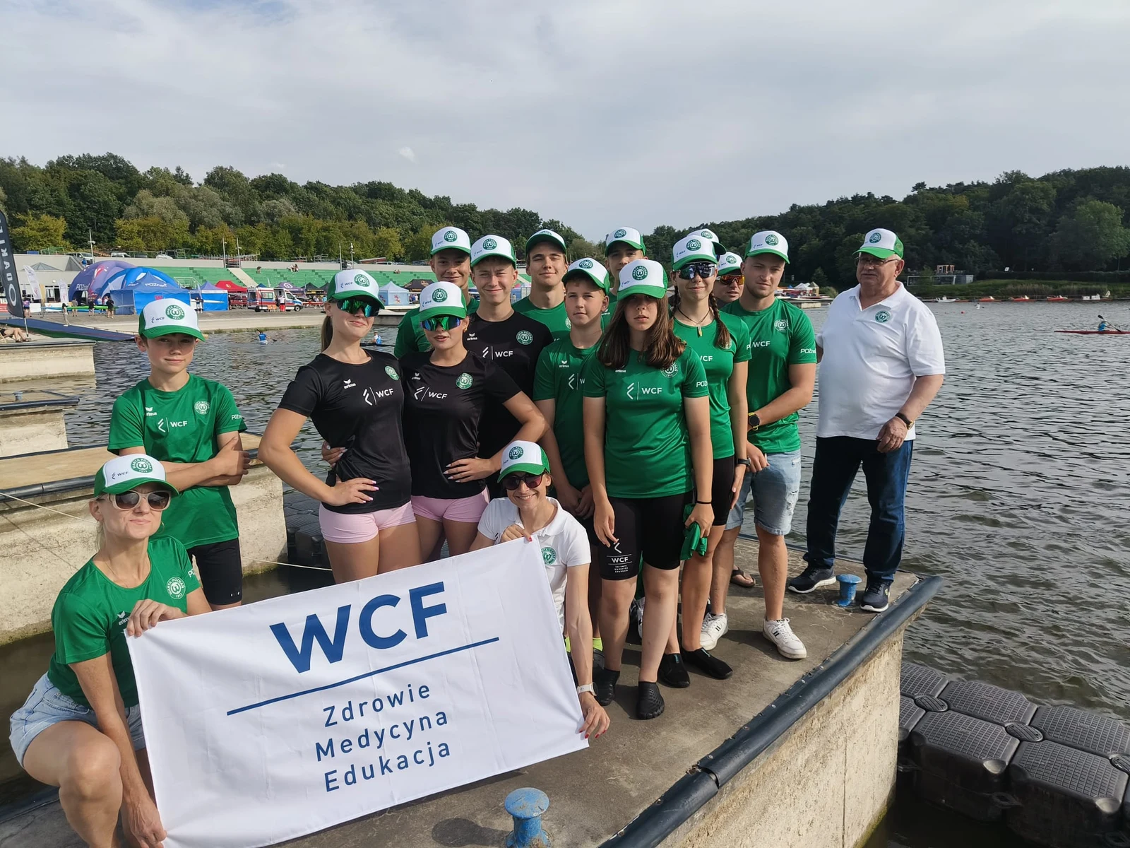 Zespół WCF z flagą podczas wydarzenia sportowego